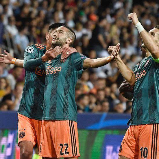 与服装的关 与服装的关