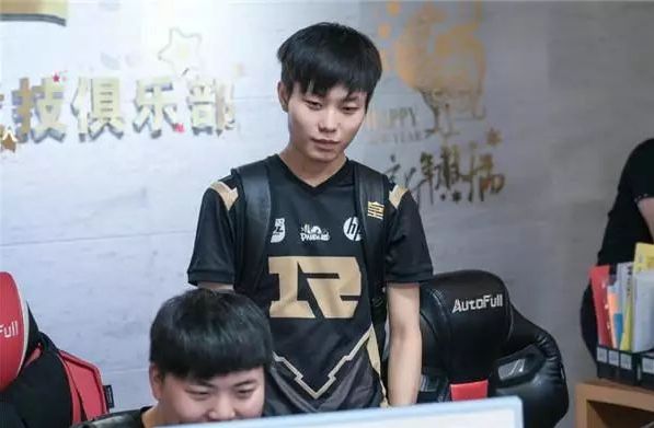 背后凝聚的 背后凝聚的